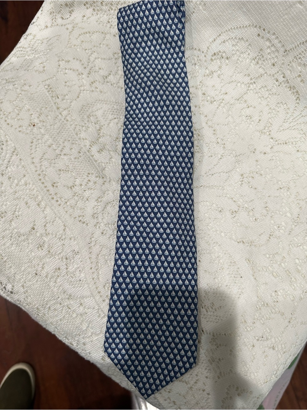Vineyard Vines Navy Blue & White Micro-Sailboat Tie 100% silk. Preppy